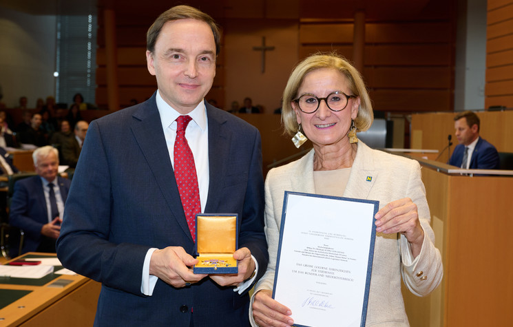 Grosses Goldenes Ehrenzeichen des Landes Niederösterreich für Schulgründer und Obmann Dr. Geusau