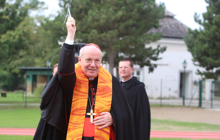Kardinal Schönborn segnete am 1.10.2018 der neue Sportplatz der Schule