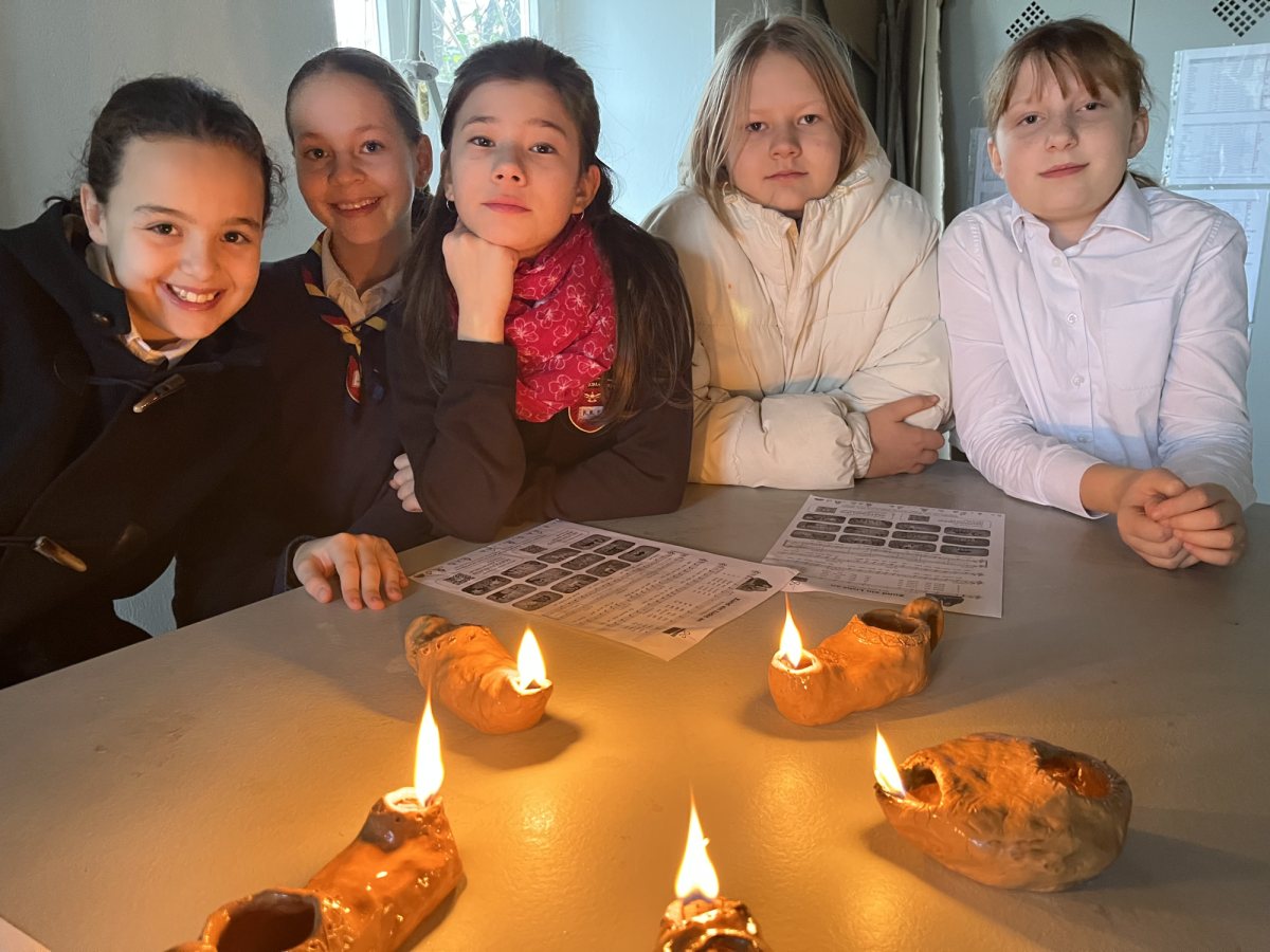 Schülerinnen mit brennenden Kerzen bei den Einkehrtagen