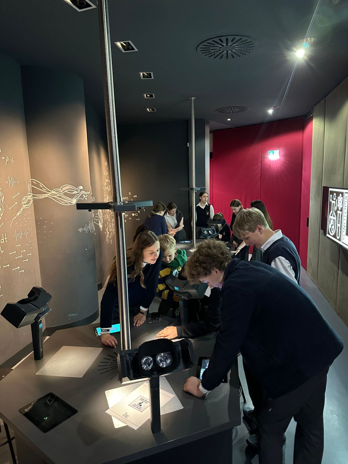 Schüler bei einem Experiment im Haus der Musik