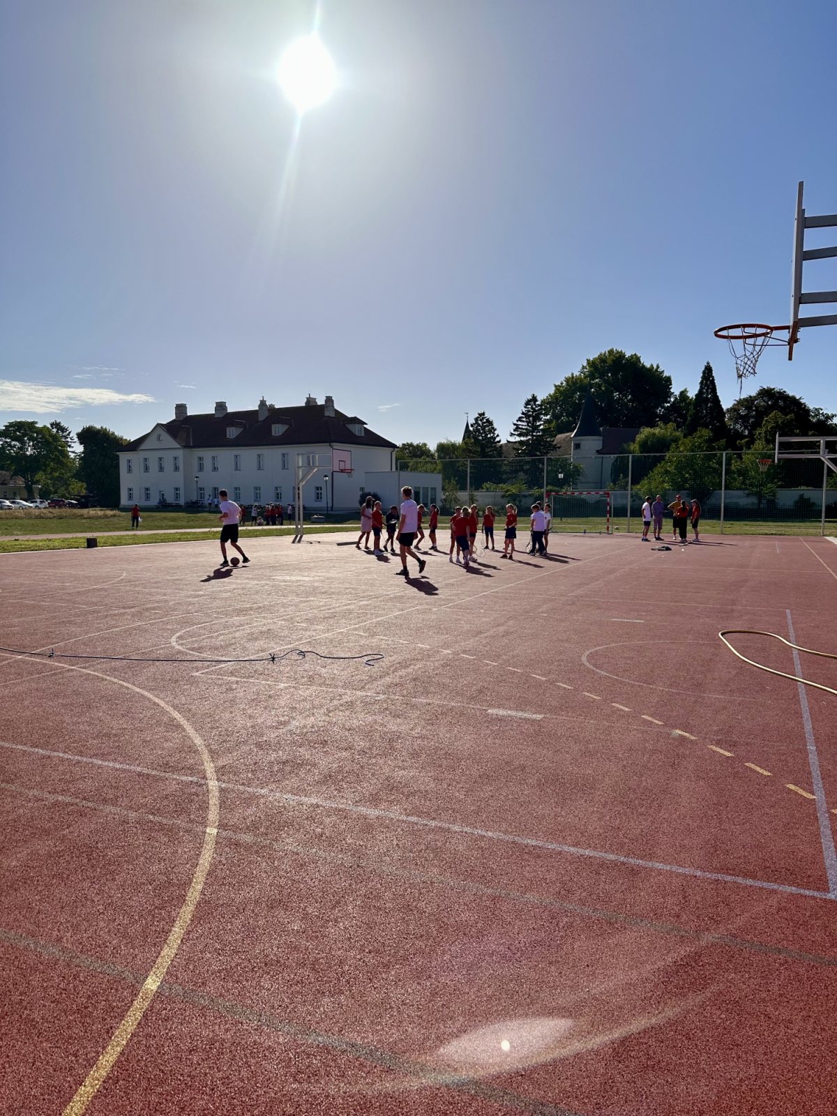 Sportplatz und Schulgebäude