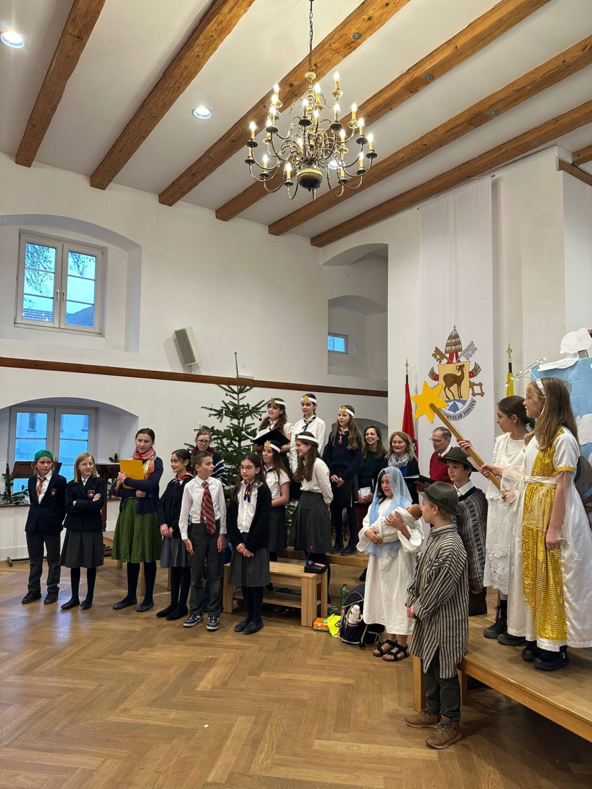 Schülerinnen und Schüler der Theatergruppe auf der Bühne