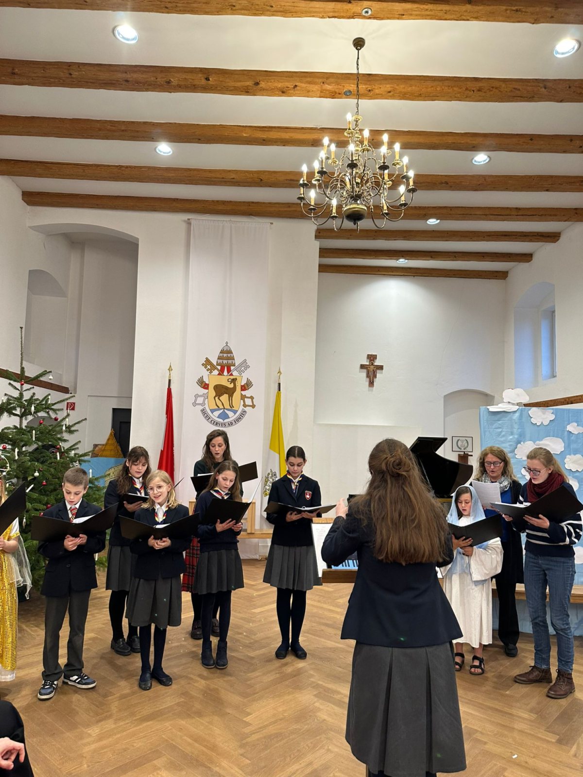 Der Schulchor singt bei der Weihnachtsfeier